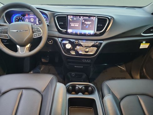 Used 2025 Chrysler Voyager LX FWD image 9