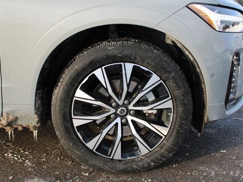 Used 2025 Volvo XC60 B5 Plus image 40