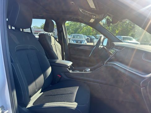 Used 2025 Jeep Grand Cherokee Laredo X RWD image 16