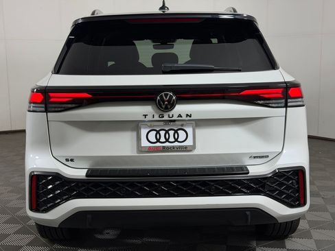 Used 2025 Volkswagen Tiguan SE R-Line AWD/4WD image 10