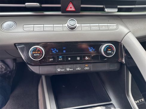 Used 2024 Hyundai Elantra Blue image 10