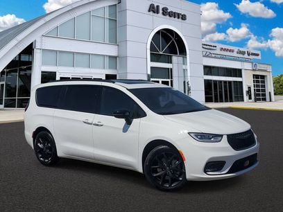 New 2026 Chrysler Pacifica Limited w/ S Appearance Package