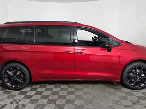 New 2026 Chrysler Pacifica Select image 8