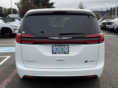 Used 2022 Chrysler Pacifica Touring-L image 7
