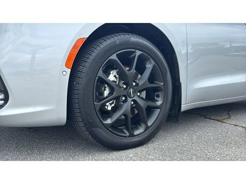 Used 2023 Chrysler Pacifica Limited w/ Uconnect Theater Family Group FWD image 10