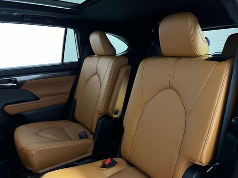 New 2026 Toyota Highlander Platinum image 18