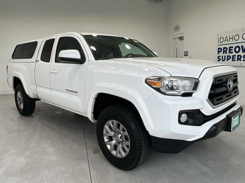 Used 2016 Toyota Tacoma SR5 image 2