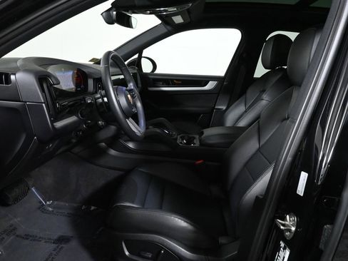Used 2025 Porsche Cayenne AWD/4WD image 3