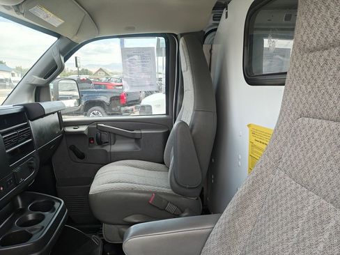 Used 2019 Chevrolet Express 2500 RWD image 10