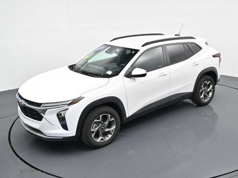 Used 2025 Chevrolet Trax LT FWD image 17