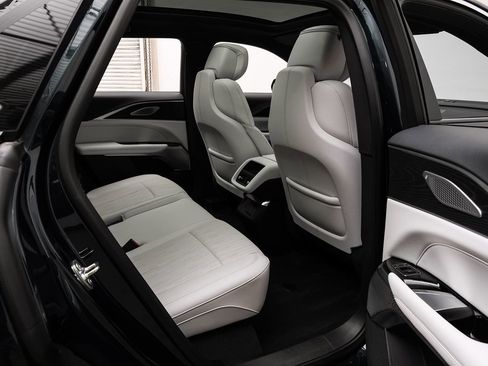 Used 2025 Cadillac Lyriq Luxury image 35