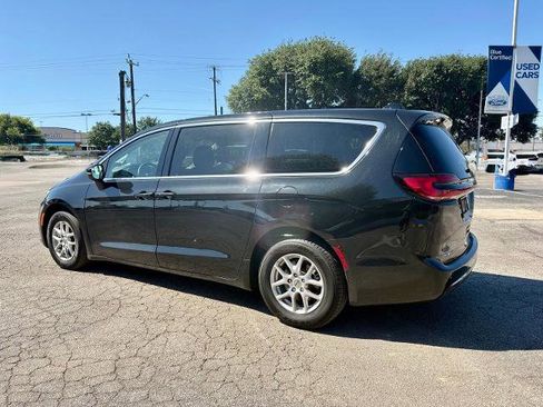 Used 2023 Chrysler Pacifica Touring-L FWD image 7
