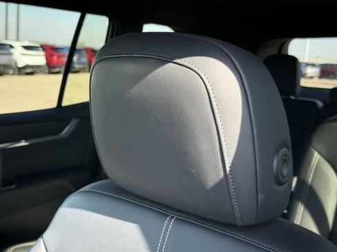 Used 2024 GMC Acadia Elevation image 18