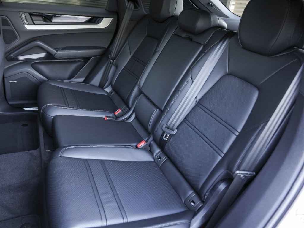 Certified 2026 Porsche Cayenne Coupe AWD/4WD image 32