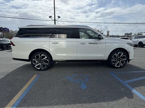 New 2026 Lincoln Navigator L Reserve image 3