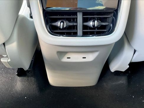 New 2025 Volvo EX90 Plus w/ Protection Package Premier image 16