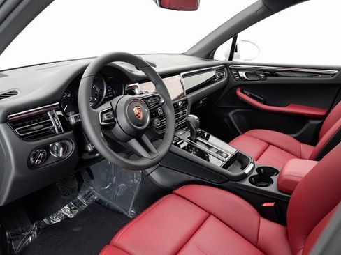 New 2025 Porsche Macan image 4