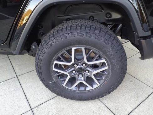 Used 2025 Jeep Wrangler Unlimited Sahara AWD/4WD image 7