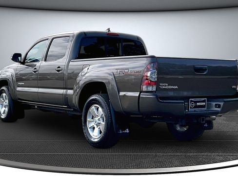 Used 2015 Toyota Tacoma TRD Sport w/ TRD Sport Package image 4