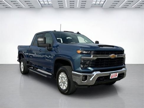 Used 2025 Chevrolet Silverado 3500 LT image 2