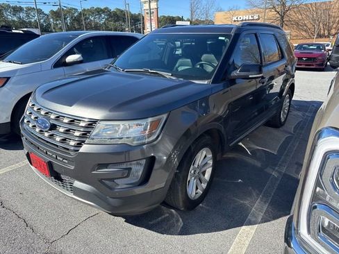 Used 2017 Ford Explorer XLT w/ Equipment Group 202A image 3
