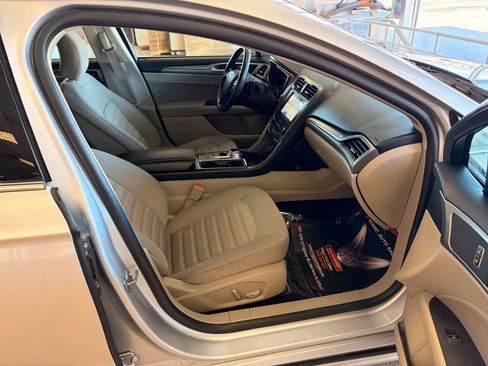 Used 2019 Ford Fusion SE image 18
