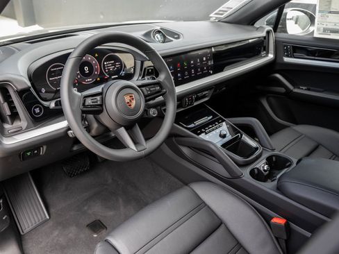 Certified 2025 Porsche Cayenne Coupe image 4