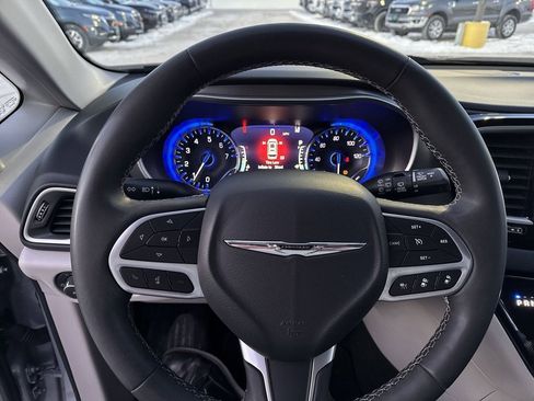 Used 2023 Chrysler Pacifica Touring-L image 9