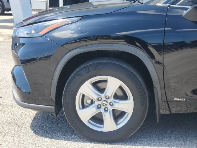 Used 2024 Toyota Highlander LE AWD/4WD image 5