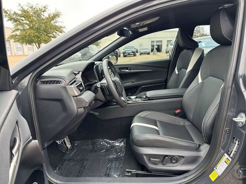 Used 2025 Toyota Camry SE w/ Convenience Package image 2