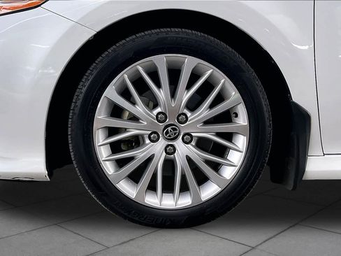 Used 2020 Toyota Camry XLE image 11