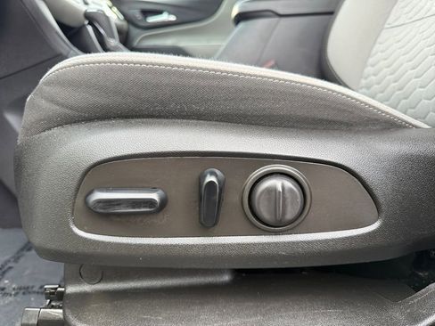 Used 2021 Chevrolet Equinox LS w/ LS Convenience Package image 8