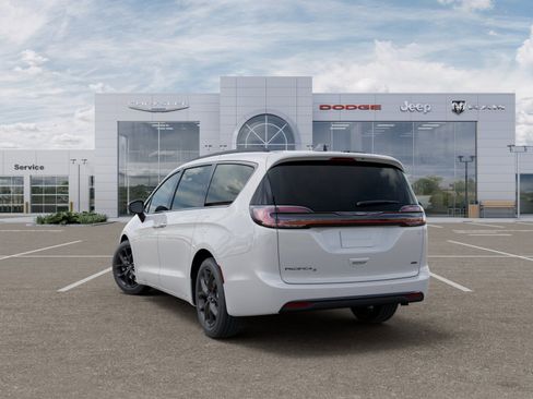 New 2026 Chrysler Pacifica Select image 3