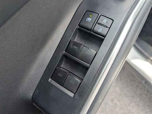 Used 2022 Toyota Highlander XLE AWD/4WD image 16