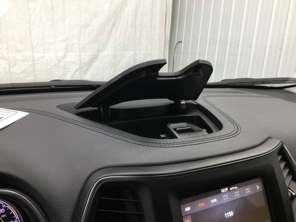 Used 2019 Jeep Cherokee Latitude Plus w/ Cold Weather Group AWD/4WD image 17
