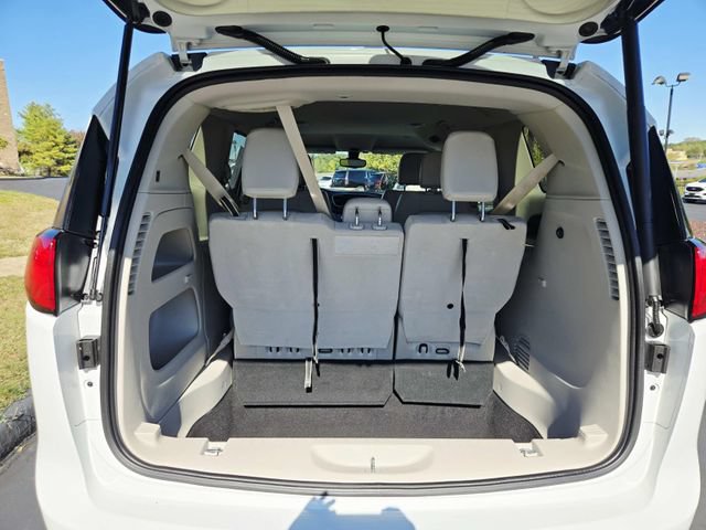 Used 2017 Chrysler Pacifica Touring-L w/ 13 Speaker Alpine Sound Group FWD image 14