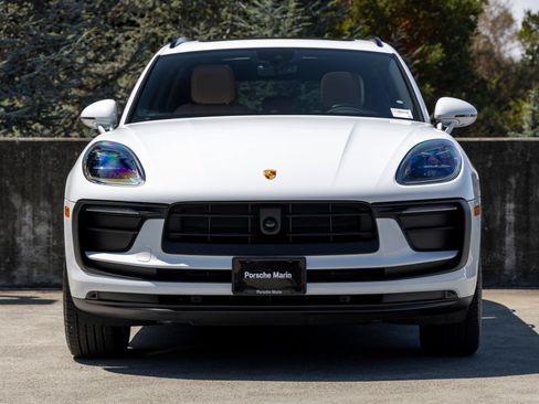 Certified 2026 Porsche Macan AWD/4WD image 8