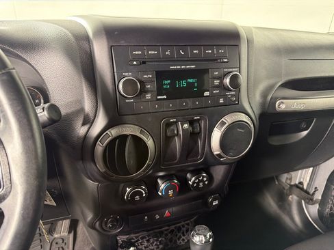 Used 2015 Jeep Wrangler Sport image 15