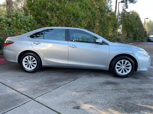 Used 2016 Toyota Camry LE image 4