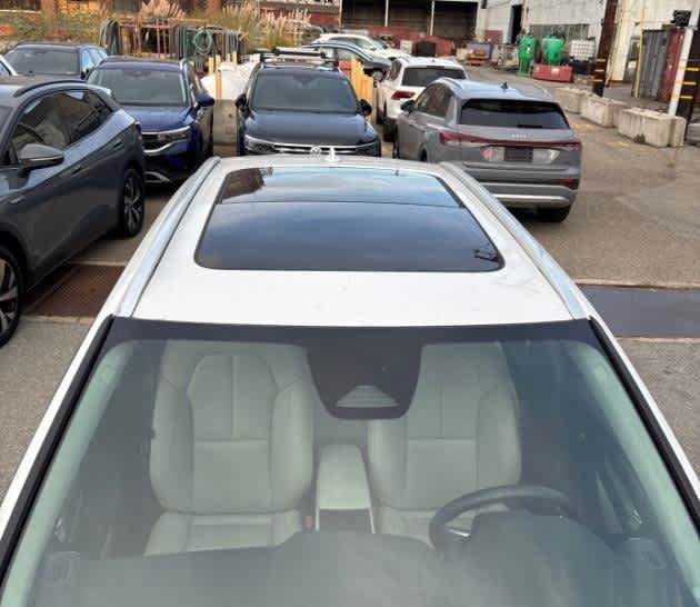 Used 2023 Volvo XC40 B5 Plus w/ Protection Package Premier AWD/4WD image 3
