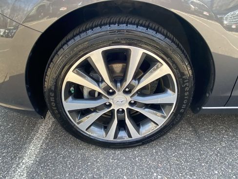 Used 2019 Hyundai Elantra GT image 11