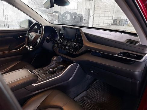 Used 2020 Toyota Highlander XLE image 12