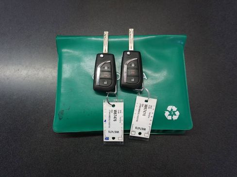 Used 2018 Toyota C-HR XLE FWD image 13