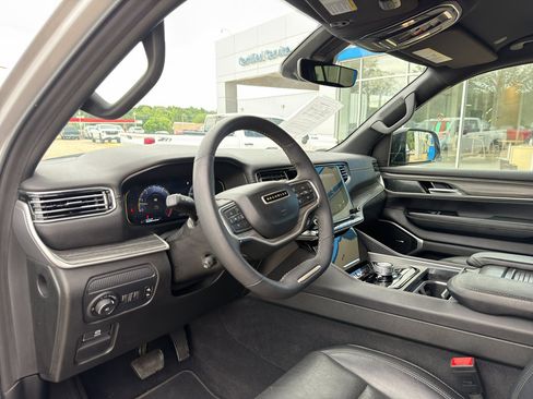 Used 2024 Jeep Wagoneer Series II w/ Flexible Seating Group RWD image 20