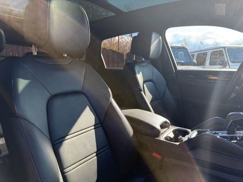 Used 2022 Porsche Cayenne Platinum Edition image 25