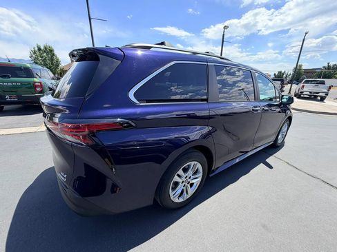 Used 2022 Toyota Sienna XLE w/ XLE Plus Package AWD/4WD image 3