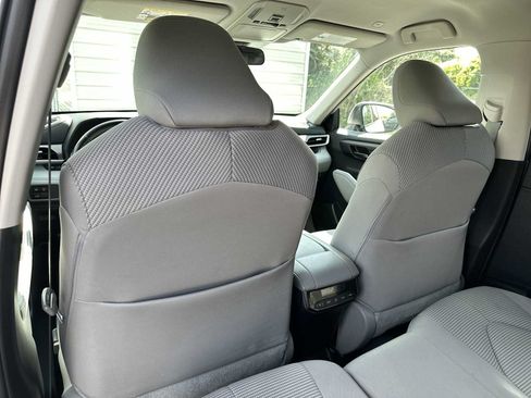 Used 2023 Toyota Highlander LE AWD/4WD image 16