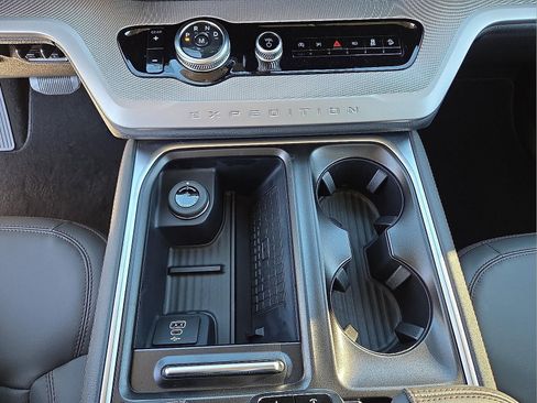 New 2025 Ford Expedition Active image 25