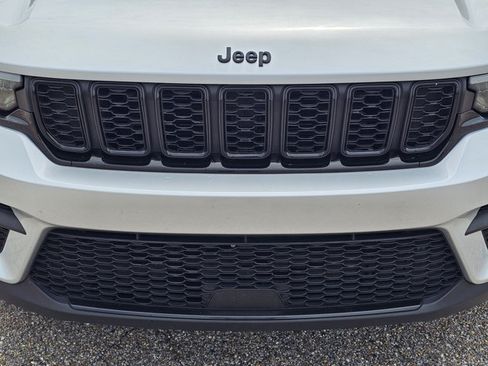 Used 2024 Jeep Grand Cherokee Altitude RWD image 6