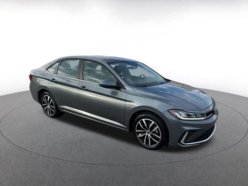 Used 2025 Volkswagen Jetta SE image 2